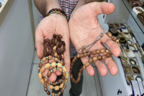 KAHVALTI SOFRALARININ ATIĞI, EL EMEĞİNİN HAMMADDESİ OLDU TESEPİH USTASI 100 ZEYTİN ÇEKİRDEĞİ GETİRENE ZEYTİN ÇEKİRDEKLERİNDEN ÖRÜLEN BİR BİLEKLİK HEDİYE EDİYOR