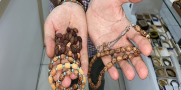 KAHVALTI SOFRALARININ ATIĞI, EL EMEĞİNİN HAMMADDESİ OLDU TESEPİH USTASI 100 ZEYTİN ÇEKİRDEĞİ GETİRENE ZEYTİN ÇEKİRDEKLERİNDEN ÖRÜLEN BİR BİLEKLİK HEDİYE EDİYOR