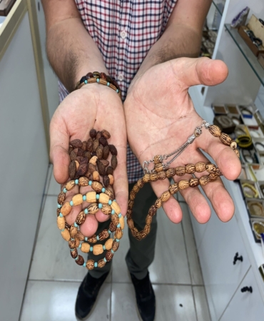 KAHVALTI SOFRALARININ ATIĞI, EL EMEĞİNİN HAMMADDESİ OLDU TESEPİH USTASI 100 ZEYTİN ÇEKİRDEĞİ GETİRENE ZEYTİN ÇEKİRDEKLERİNDEN ÖRÜLEN BİR BİLEKLİK HEDİYE EDİYOR