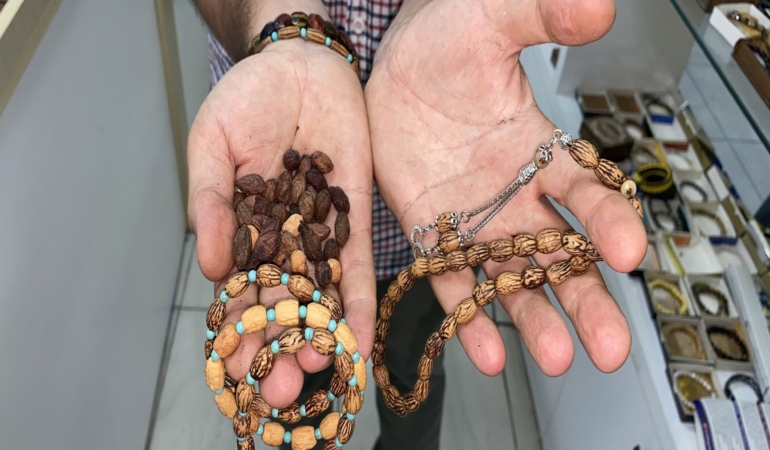 KAHVALTI SOFRALARININ ATIĞI, EL EMEĞİNİN HAMMADDESİ OLDU TESEPİH USTASI 100 ZEYTİN ÇEKİRDEĞİ GETİRENE ZEYTİN ÇEKİRDEKLERİNDEN ÖRÜLEN BİR BİLEKLİK HEDİYE EDİYOR