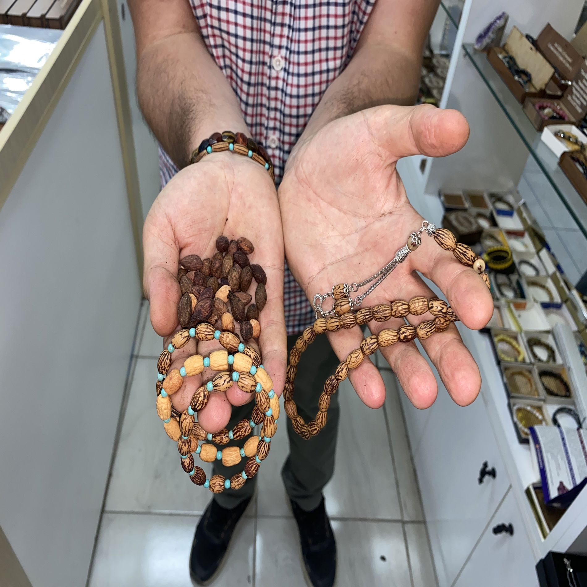 KAHVALTI SOFRALARININ ATIĞI, EL EMEĞİNİN HAMMADDESİ OLDU TESEPİH USTASI 100 ZEYTİN ÇEKİRDEĞİ GETİRENE ZEYTİN ÇEKİRDEKLERİNDEN ÖRÜLEN BİR BİLEKLİK HEDİYE EDİYOR