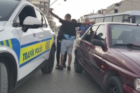 ÇALIŞIR HALDEKİ OTOMOBİLDE UYUYAN 2 KİŞİYİ POLİS GÜÇLÜKLE UYANDIRDI, ARAÇTA 13 SENTETİK HAP ELE GEÇİRİLDİ