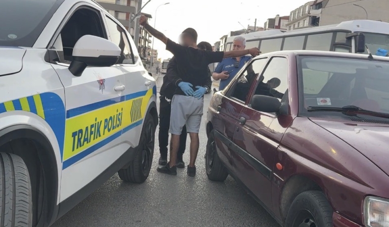 ÇALIŞIR HALDEKİ OTOMOBİLDE UYUYAN 2 KİŞİYİ POLİS GÜÇLÜKLE UYANDIRDI, ARAÇTA 13 SENTETİK HAP ELE GEÇİRİLDİ
