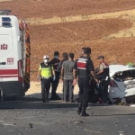 GAZİANTEP’TE İKİ ARAÇ KAFA KAFAYA ÇARPIŞTI: 2 ÖLÜ, 4 YARALI