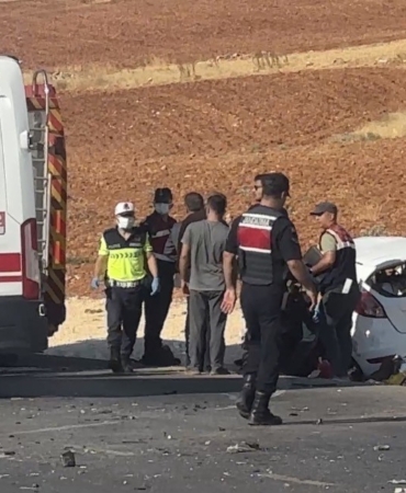 GAZİANTEP’TE İKİ ARAÇ KAFA KAFAYA ÇARPIŞTI: 2 ÖLÜ, 4 YARALI