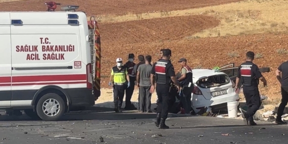 GAZİANTEP’TE İKİ ARAÇ KAFA KAFAYA ÇARPIŞTI: 2 ÖLÜ, 4 YARALI