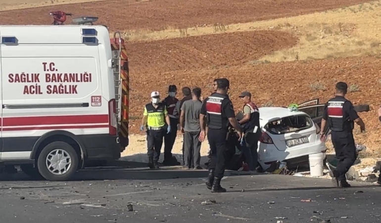GAZİANTEP’TE İKİ ARAÇ KAFA KAFAYA ÇARPIŞTI: 2 ÖLÜ, 4 YARALI
