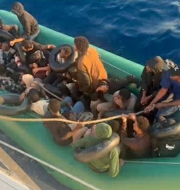 İZMİR AÇIKLARINDA SÜRÜKLENEN BOTTAKİ 30 DÜZENSİZ GÖÇMEN KURTARILDI
