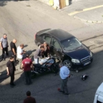 KARS'TA İLGİNÇ KAZA: OTOMOBİL İLE MOTOSİKLET ÇARPIŞTI, SÜRÜCÜ MOTOSİKLETİNİ BIRAKIP KAYBOLDU