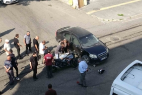 KARS'TA İLGİNÇ KAZA: OTOMOBİL İLE MOTOSİKLET ÇARPIŞTI, SÜRÜCÜ MOTOSİKLETİNİ BIRAKIP KAYBOLDU