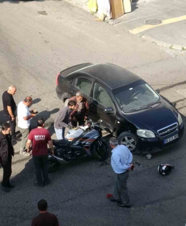 KARS'TA İLGİNÇ KAZA: OTOMOBİL İLE MOTOSİKLET ÇARPIŞTI, SÜRÜCÜ MOTOSİKLETİNİ BIRAKIP KAYBOLDU