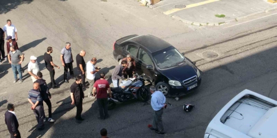 KARS'TA İLGİNÇ KAZA: OTOMOBİL İLE MOTOSİKLET ÇARPIŞTI, SÜRÜCÜ MOTOSİKLETİNİ BIRAKIP KAYBOLDU