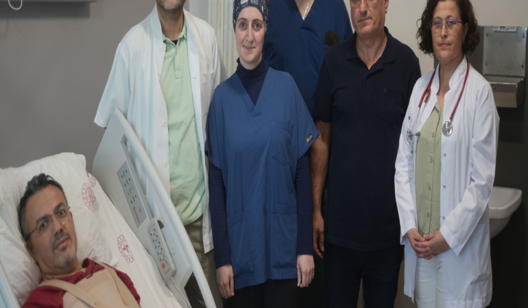 ALS HASTASINA ÇİFT KALP KAPAĞI AMELİYATI: DÜNYA LİTERATÜRÜNDE BENZERİ YOK