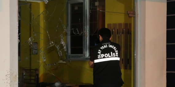 HUSUMETLİLERİ OLAN BERBERİN DÜKKANINA KURŞUN YAĞDIRIP KAÇTILAR