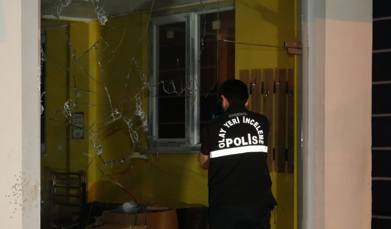 HUSUMETLİLERİ OLAN BERBERİN DÜKKANINA KURŞUN YAĞDIRIP KAÇTILAR