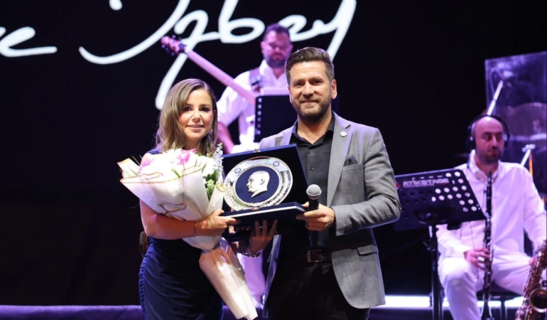 TAVAS ZEYBEK FESTİVALİNDE MERVE ÖZBEY COŞKUSU YAŞANDI