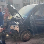 HURDACI TARAFINDAN YOL ORTASINDA YAKILAN ATEŞ PARK HALİNDEKİ MİNİBÜSE SIÇRADI