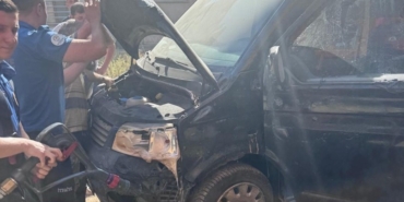 HURDACI TARAFINDAN YOL ORTASINDA YAKILAN ATEŞ PARK HALİNDEKİ MİNİBÜSE SIÇRADI