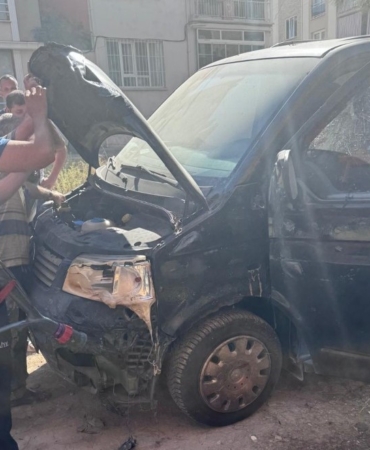 HURDACI TARAFINDAN YOL ORTASINDA YAKILAN ATEŞ PARK HALİNDEKİ MİNİBÜSE SIÇRADI