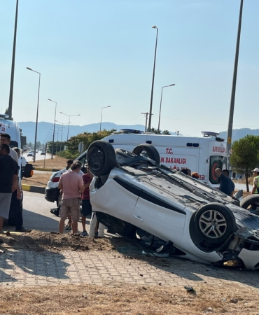 SEYDİKEMER'DE TIR İLE OTOMOBİL ÇARPIŞTI: 4 YARALI