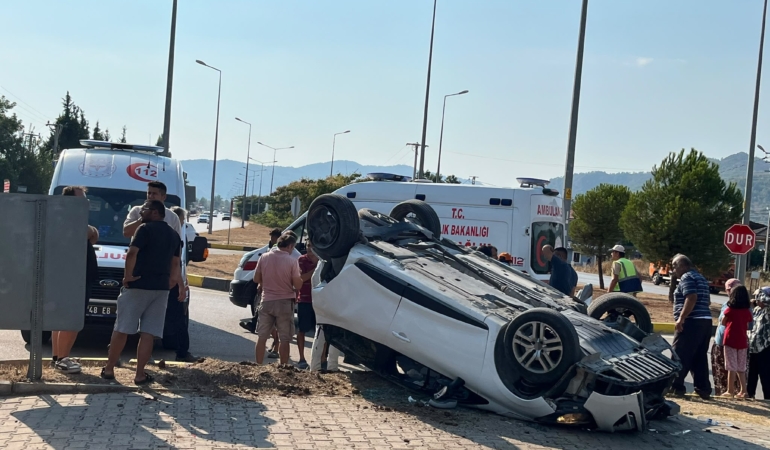 SEYDİKEMER'DE TIR İLE OTOMOBİL ÇARPIŞTI: 4 YARALI