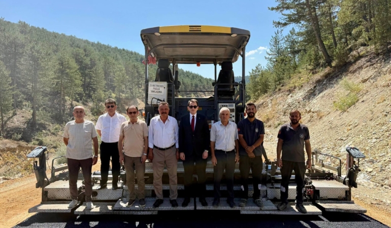HİSARCIK KIZILÇUKUR-ALINÖREN YOLUNDA SICAK ASFALT ÇALIŞMASI SÜRÜYOR