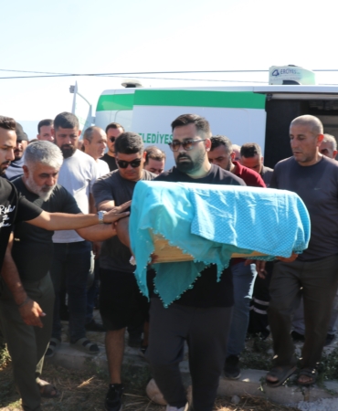 DOĞUMDA ANNESİYLE BİRLİKTE ÖLEN GÜNEY'İN KUNDAĞI MEZAR TAŞINA SARILDI İHMALLER ZİNCİRİNDE ÖLDÜĞÜ İDDİA EDİLEN ANNE VE BEBEĞİ YAN YANA TOPRAĞA VERİLDİ ACILI BABA GERİYE KALAN TEK OĞLUNU KUCAĞINDAN İNDİRMEDİ GÜNEY ADINI VERECEĞİ EVLADININ TABUTUNU KUCAKLADI