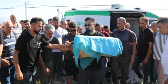 DOĞUMDA ANNESİYLE BİRLİKTE ÖLEN GÜNEY'İN KUNDAĞI MEZAR TAŞINA SARILDI İHMALLER ZİNCİRİNDE ÖLDÜĞÜ İDDİA EDİLEN ANNE VE BEBEĞİ YAN YANA TOPRAĞA VERİLDİ ACILI BABA GERİYE KALAN TEK OĞLUNU KUCAĞINDAN İNDİRMEDİ GÜNEY ADINI VERECEĞİ EVLADININ TABUTUNU KUCAKLADI