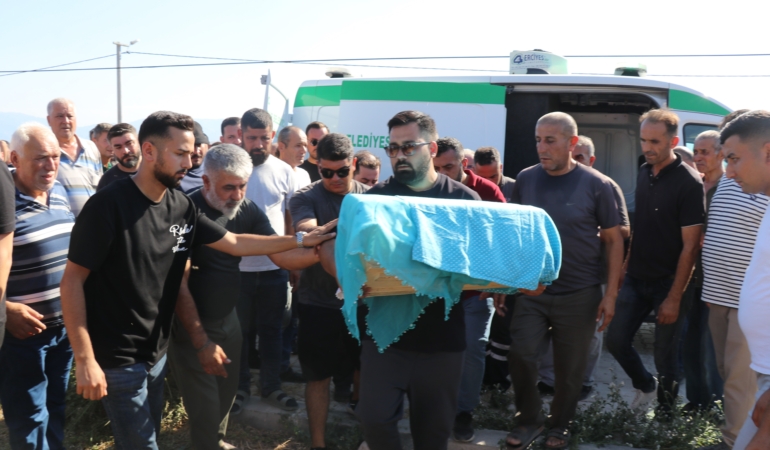 DOĞUMDA ANNESİYLE BİRLİKTE ÖLEN GÜNEY'İN KUNDAĞI MEZAR TAŞINA SARILDI İHMALLER ZİNCİRİNDE ÖLDÜĞÜ İDDİA EDİLEN ANNE VE BEBEĞİ YAN YANA TOPRAĞA VERİLDİ ACILI BABA GERİYE KALAN TEK OĞLUNU KUCAĞINDAN İNDİRMEDİ GÜNEY ADINI VERECEĞİ EVLADININ TABUTUNU KUCAKLADI