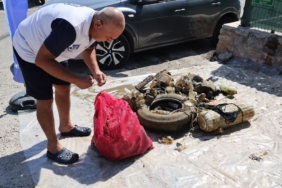 BODRUM'DA DENİZ DİBİNDEN ÇIKANLAR ŞAŞIRTTI: TORBA SAHİLİNDEN 75 KİLO ATIK ÇIKARILDI