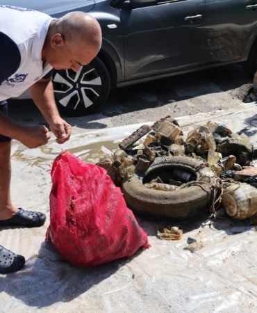 BODRUM'DA DENİZ DİBİNDEN ÇIKANLAR ŞAŞIRTTI: TORBA SAHİLİNDEN 75 KİLO ATIK ÇIKARILDI