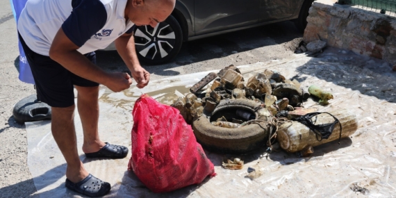 BODRUM'DA DENİZ DİBİNDEN ÇIKANLAR ŞAŞIRTTI: TORBA SAHİLİNDEN 75 KİLO ATIK ÇIKARILDI