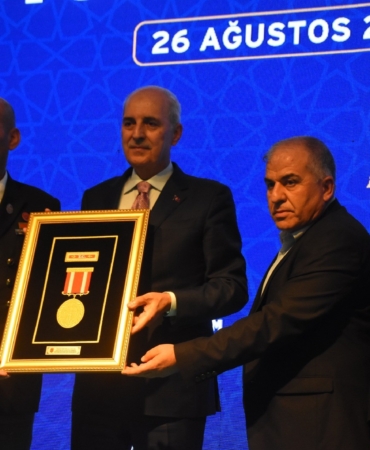 TBMM BAŞKANI KURTULMUŞ: "İSRAİL SADECE TÜRKİYE'DEN ÇEKİNİYOR VE TÜRKİYE'NİN BÖLGESİNDE OLUŞTURACAĞI BARIŞ VE KARDEŞLİK İKLİMİNDEN ÇEKİNİYOR" "TERÖR ÖRGÜTÜ SİLAH BIRAKMAZSA? BU YASADA 3 TANE SİGORTA VARDIR, BIRAKMAZSA KENDİLERİ BİLİR" "BIRAKMAZSA TÜRKİYE BUNDAN EVVEL OLDUĞU GİBİ TERÖRLE MÜCADELE ETMEYİ GAYET İYİ BİLİR"