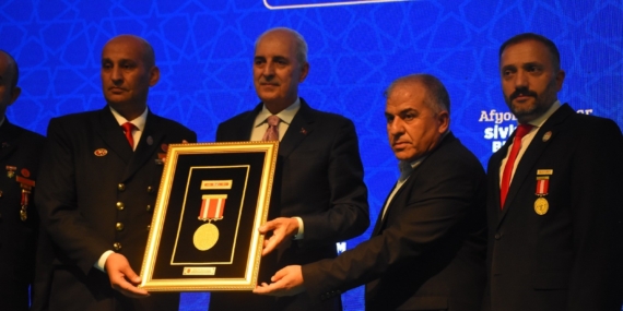 TBMM BAŞKANI KURTULMUŞ: "İSRAİL SADECE TÜRKİYE'DEN ÇEKİNİYOR VE TÜRKİYE'NİN BÖLGESİNDE OLUŞTURACAĞI BARIŞ VE KARDEŞLİK İKLİMİNDEN ÇEKİNİYOR" "TERÖR ÖRGÜTÜ SİLAH BIRAKMAZSA? BU YASADA 3 TANE SİGORTA VARDIR, BIRAKMAZSA KENDİLERİ BİLİR" "BIRAKMAZSA TÜRKİYE BUNDAN EVVEL OLDUĞU GİBİ TERÖRLE MÜCADELE ETMEYİ GAYET İYİ BİLİR"