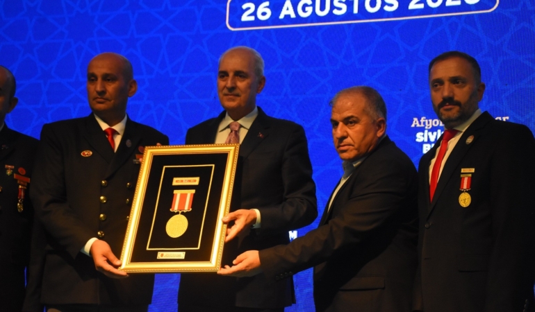TBMM BAŞKANI KURTULMUŞ: "İSRAİL SADECE TÜRKİYE'DEN ÇEKİNİYOR VE TÜRKİYE'NİN BÖLGESİNDE OLUŞTURACAĞI BARIŞ VE KARDEŞLİK İKLİMİNDEN ÇEKİNİYOR" "TERÖR ÖRGÜTÜ SİLAH BIRAKMAZSA? BU YASADA 3 TANE SİGORTA VARDIR, BIRAKMAZSA KENDİLERİ BİLİR" "BIRAKMAZSA TÜRKİYE BUNDAN EVVEL OLDUĞU GİBİ TERÖRLE MÜCADELE ETMEYİ GAYET İYİ BİLİR"