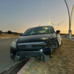UŞAK'TA OTOMOBİL REFÜJE ÇIKTI: 2 YARALI