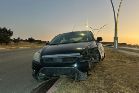 UŞAK'TA OTOMOBİL REFÜJE ÇIKTI: 2 YARALI