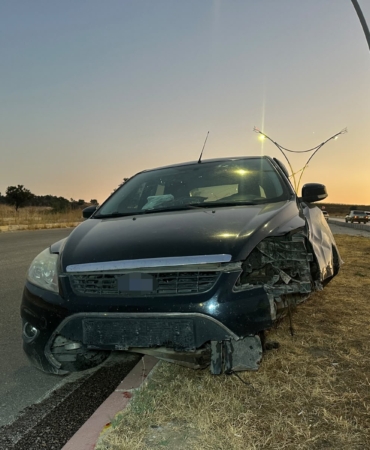 UŞAK'TA OTOMOBİL REFÜJE ÇIKTI: 2 YARALI