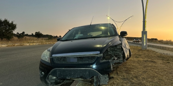 UŞAK'TA OTOMOBİL REFÜJE ÇIKTI: 2 YARALI