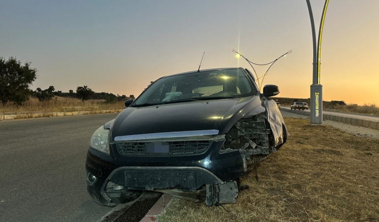 UŞAK'TA OTOMOBİL REFÜJE ÇIKTI: 2 YARALI