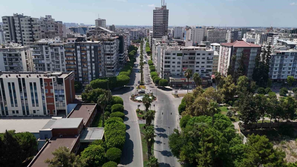 Adana'da Hava Sıcaklığı 40 Dereceyi Buldu, Sokaklar Boş Kaldı