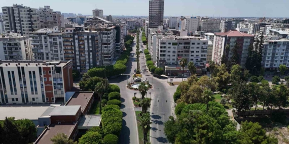 Adana'da Hava Sıcaklığı 40 Dereceyi Buldu, Sokaklar Boş Kaldı