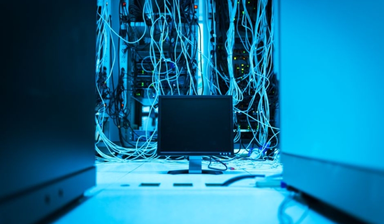 Adana'da internet kablolarını çalan hırsız aranıyor