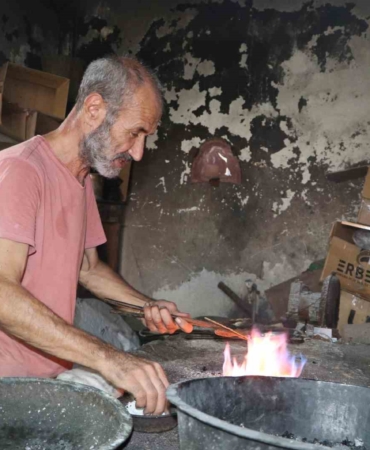 Adana'da kalaycılık ve şiir: Hulusi Deveci'nin hikayesi