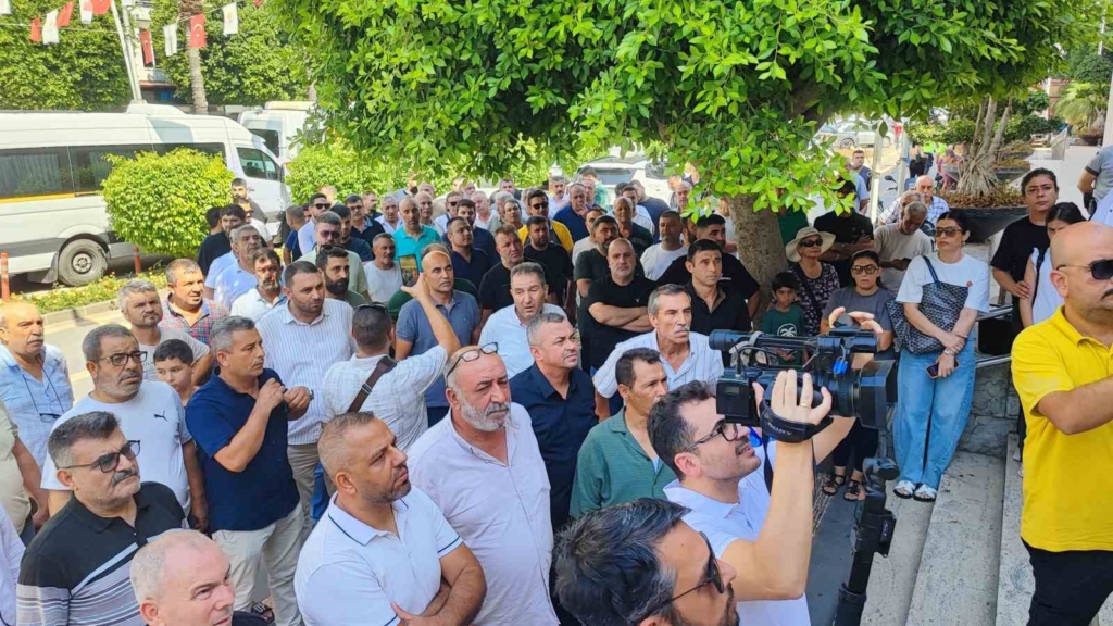 Adana'da servisçiler yeni plaka ihalesine karşı eylem yaptı