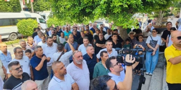 Adana'da servisçiler yeni plaka ihalesine karşı eylem yaptı