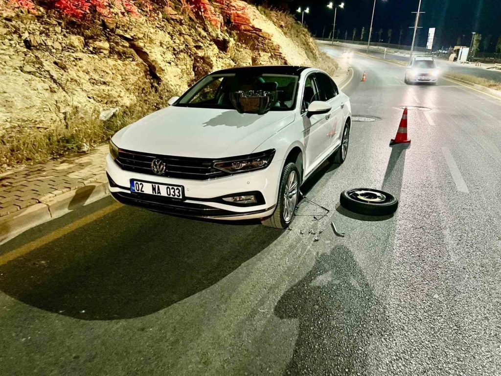 Adıyaman'da Çukura Giren Araçların Lastikleri Patladı