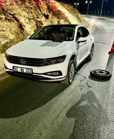 Adıyaman'da Çukura Giren Araçların Lastikleri Patladı