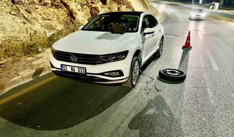 Adıyaman'da Çukura Giren Araçların Lastikleri Patladı