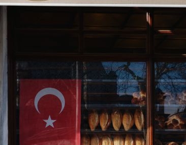 Adıyaman'da Pide Fırını Önündeki Elektrik Kabloları Tehlike Saçıyor